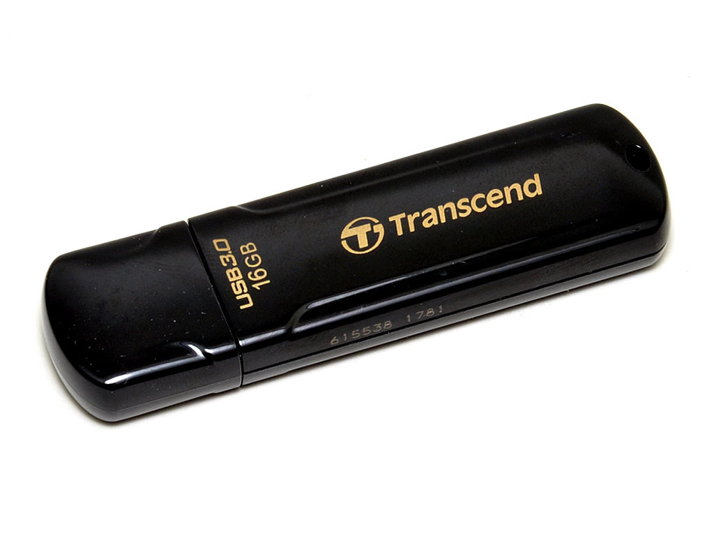 Transcendの「JetFlash 700」シリーズ「TS16GJF700」（16GB）。本体を超音波による溶接技術で製造されており、丈夫な作りもポイント