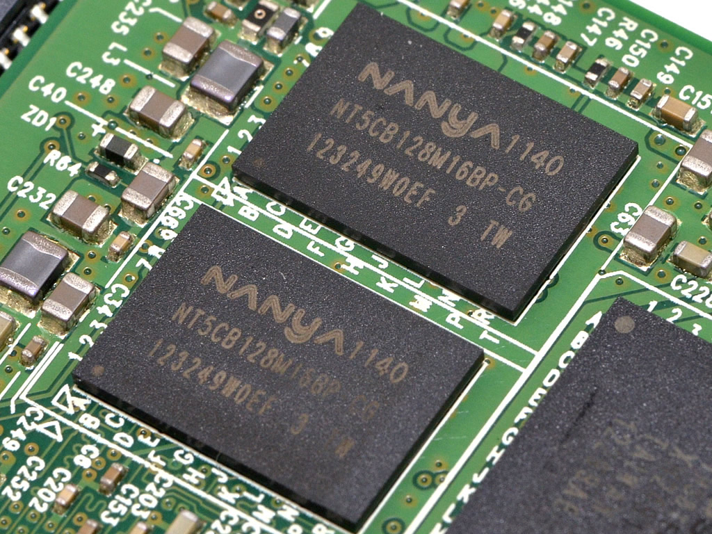 キャッシュメモリにはNANYA製DDR3「NT5CB128M16BP-CG」を2枚実装。動作クロック1333MHz、レイテンシ9-9-9（CL-TRCD-TRP）で、容量は1枚あたり256MB