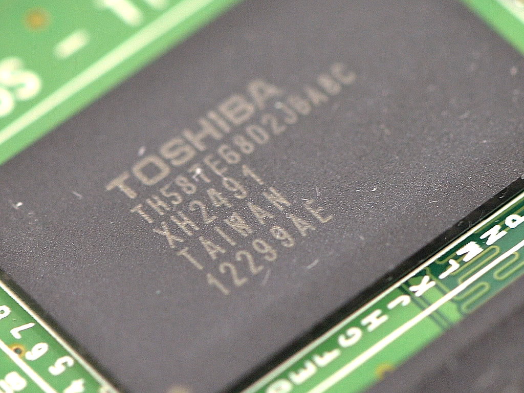 MLC NANDフラッシュはTOSHIBA製「TH58TEG8D2JBA8C」。製造プロセス19nmのToggleタイプで容量は1枚あたり32GB