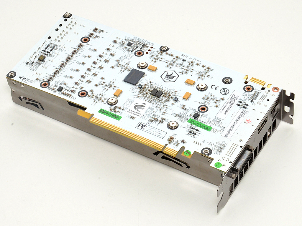 クーラーと基板はほぼ同サイズ。中央に見える一際大きなチップはNEC TOKIN製のプロードライザーだ