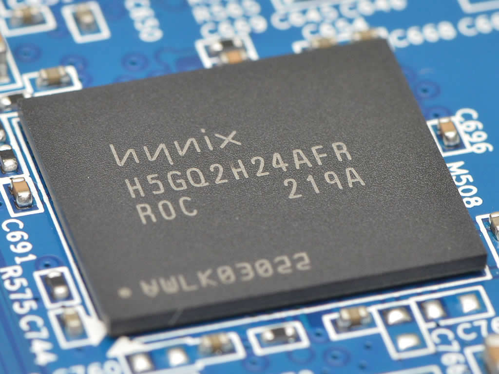 ビデオメモリは容量256MB、動作クロック1,500MHzのSK Hynix製GDDR5「H5GQ2H24MFR-R0C」を8枚搭載。合計容量は2,048MB