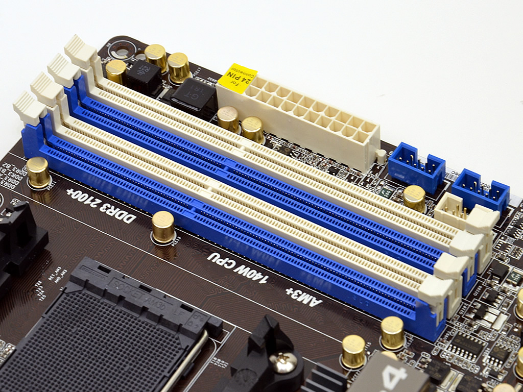 白と青に色分けされたメモリスロット。CPU側からDDR3-A1/DDR3-A2/DDR3-B1/DDR3-B2で、2枚構成の場合はDDR3-A1/DDR3-B1またはDDR3-A2/DDR3-B2を使用する