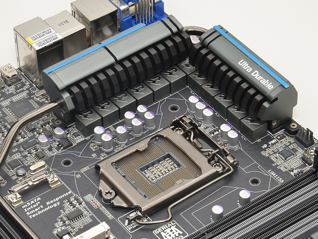 CPUソケットはLGA1155。ソケットを取り囲むように稲妻とPの文字をあしらったフェライトコアチョークが整然と並ぶ