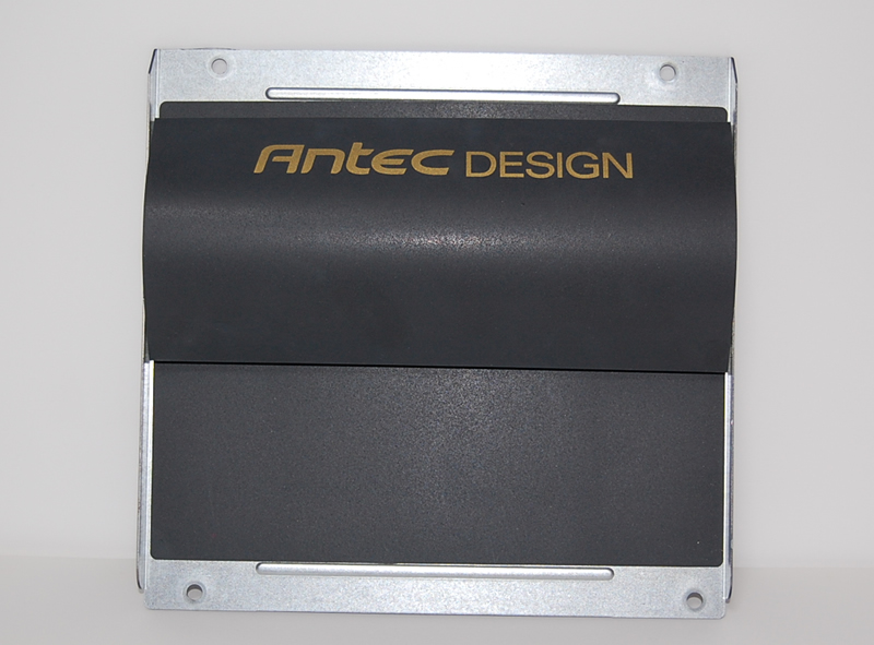 カバー蓋裏面にも“Antec DESIGN”のロゴがあしらわれている。通常保証対象外となるため、開けることはないはずだが、こんなところにもAntecの主張がなされている