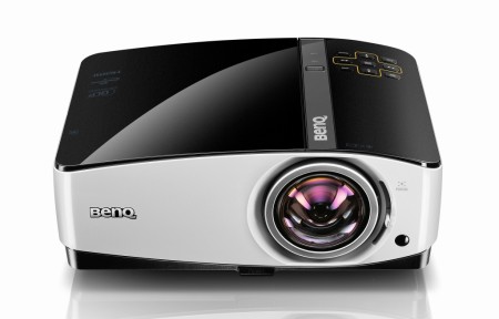 投映距離1mで81インチの大画面表示が可能な超短焦点プロジェクタ、BenQ「MX822ST」など2機種