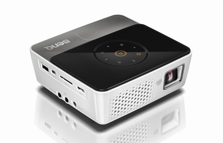 iPhone/iPod用ドックポートを搭載したLEDモバイルプロジェクタ、BenQ「GP3」