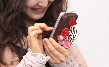 思わず食べたくなる、超リアルなチョコケーキ型iPhone 5c向けケースがHameeから