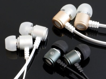 iPhone 5sにピッタリなアルミ製開放型イヤフォン、Hamee「Flat Cable Alumi Earphone」