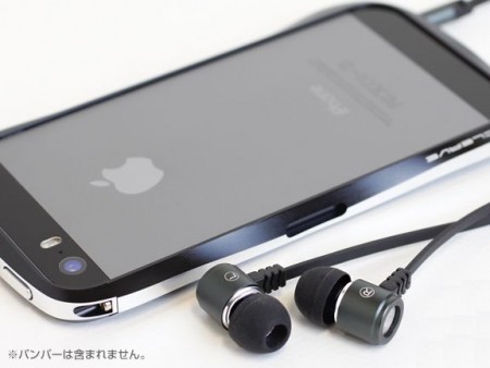 iPhone 5sにピッタリなアルミ製開放型イヤフォン、Hamee「Flat Cable Alumi Earphone」