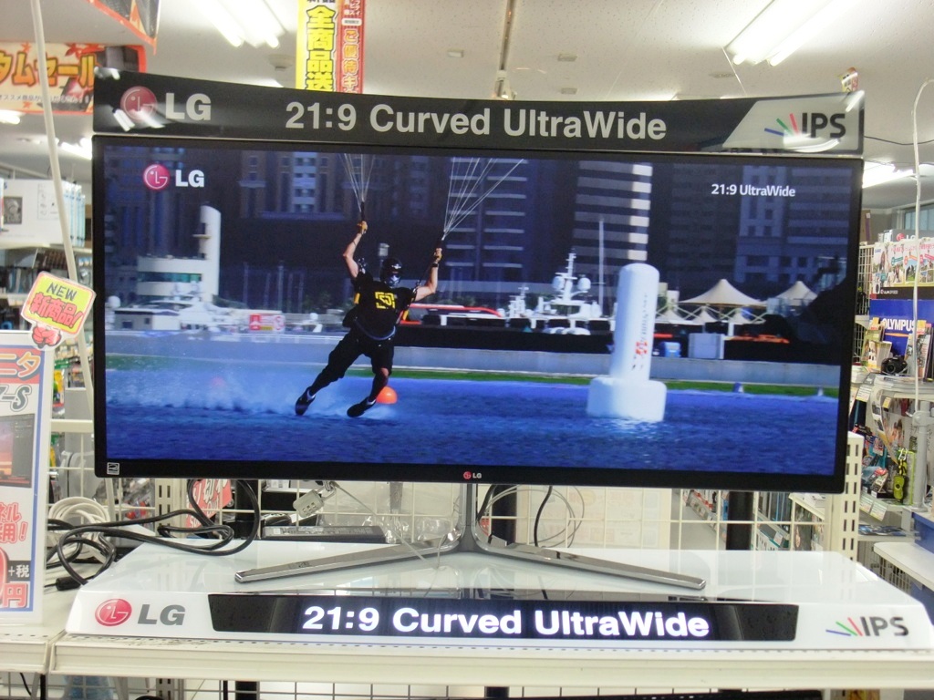 圧倒的な存在感。アスペクト比21:9の曲面型34インチワイド、LG「34UC97