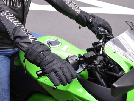 釣りにバイクに大活躍。指先が最大35℃温かくなる、サンコー「あったか電熱ヒーターグローブ」