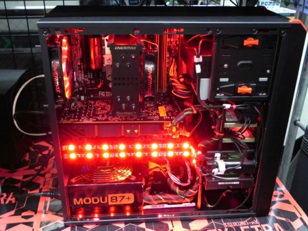 とにかく赤い、赤過ぎる。AMD製APU搭載の真っ赤なカスタムPCが展示中