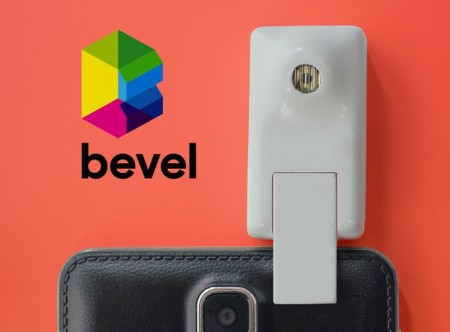 スマホで360°の3D写真が取れる、イヤホンジャック装着の3Dカメラ「Bevel」がKickstarterに登場