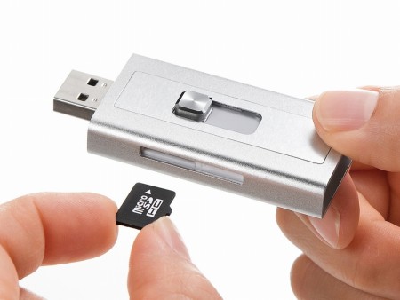 サンワダイレクト、USB/Lightningデュアルコネクタ対応のmicroSDカードリーダー発売