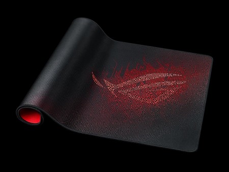 マウスを思う存分振り回せる、900mm幅の大型ゲーミングマウスパッド「ROG Sheath」がASUSから