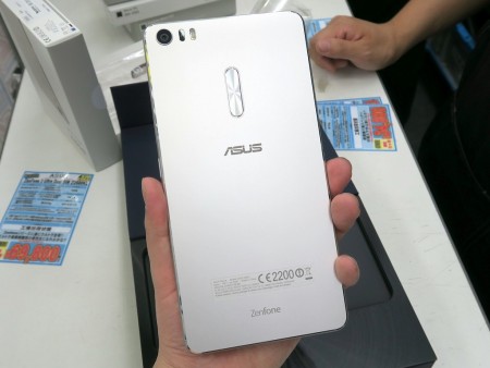 タブレット級6 8インチの超巨大スマホ Asus Zenfone 3 Ultra 登場 エルミタージュ秋葉原