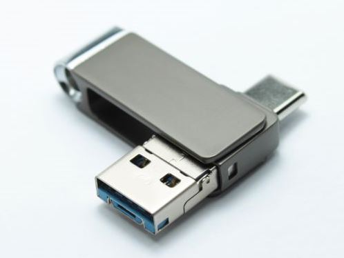 Type-A/C/microUSBのトリプルコネクタUSBメモリ、センチュリー「3in1 FlashDrive」