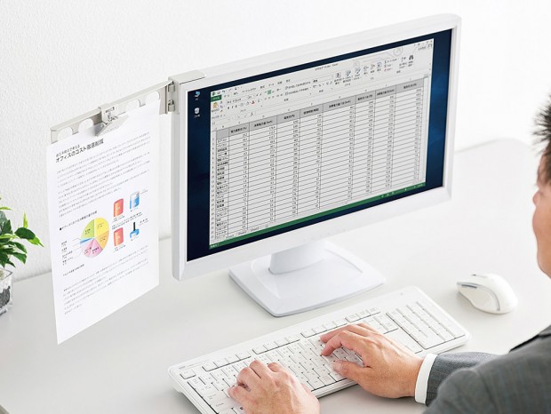 サンワサプライ、液晶ディスプレイの縁に取り付けるシンプルな書見台