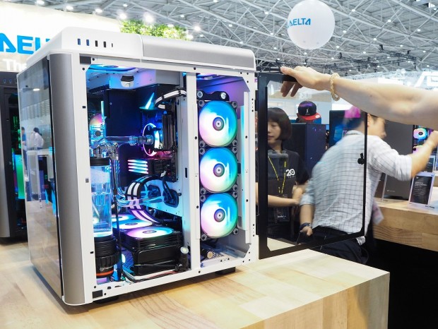 COMPUTEX：Thermaltakeの水冷をディスプレイするケース、より小さく