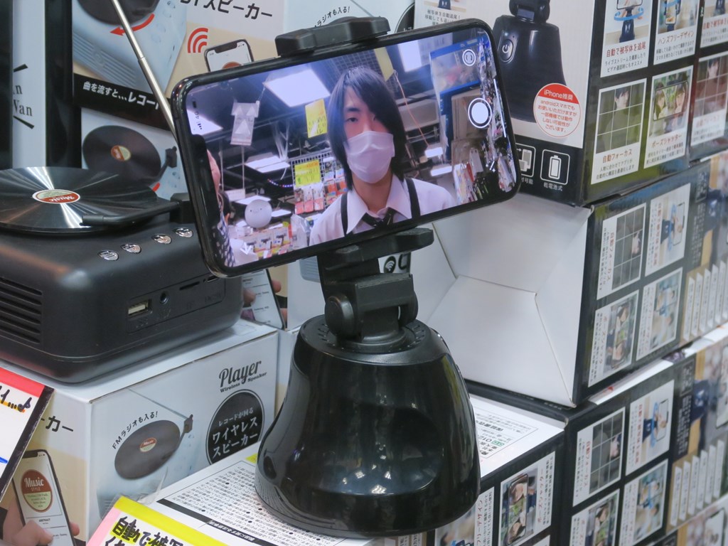 動画配信に便利、顔認識で自動追尾してくれるスマホホルダーが1,150円