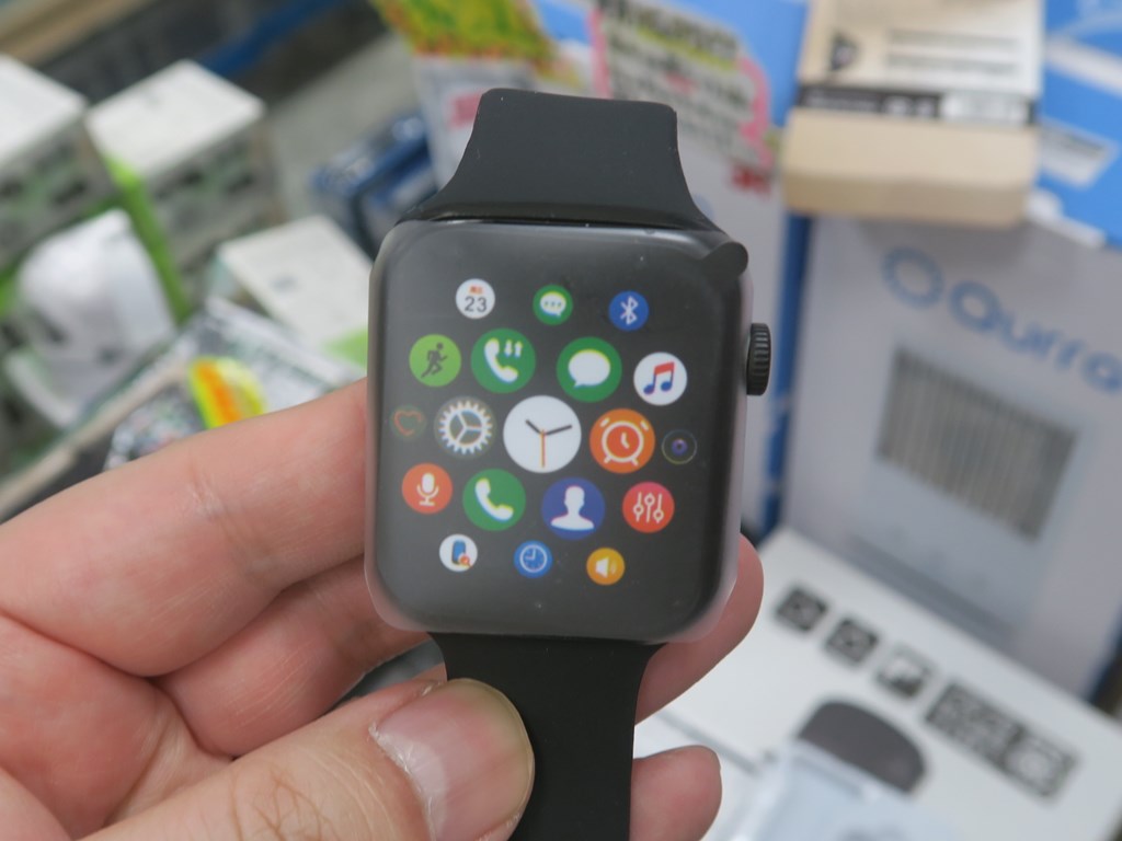 血中酸素濃度が測れるApple Watch風のスマートウォッチが3,600円で販売 