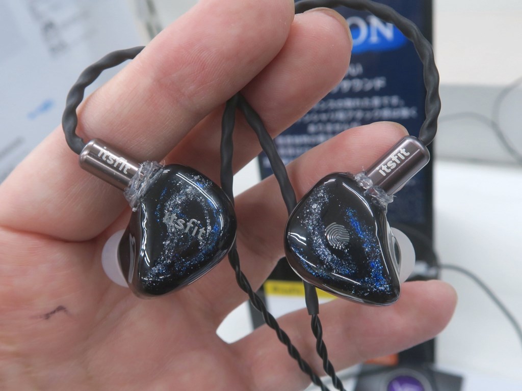 アクリルシェルに小さなフィギュアが入る ベトナム発カスタムiem Itsfit Fusion エルミタージュ秋葉原