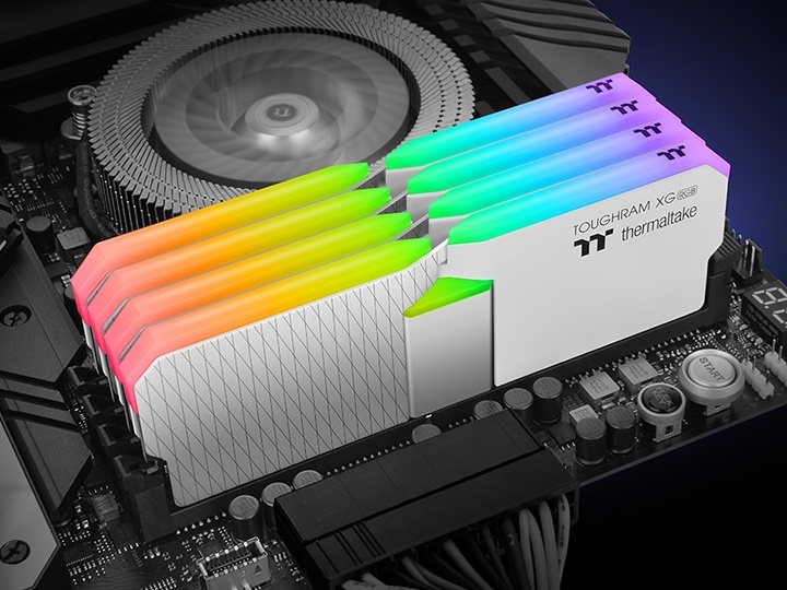 Thermaltake Toughram White DDR4 16GB メモリPCパーツ