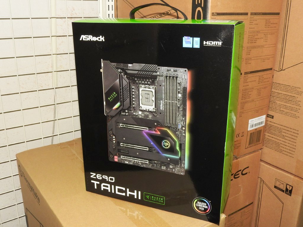 ASRock x Razerコラボのハイエンドマザー「Z690 Taichi Razer Edition