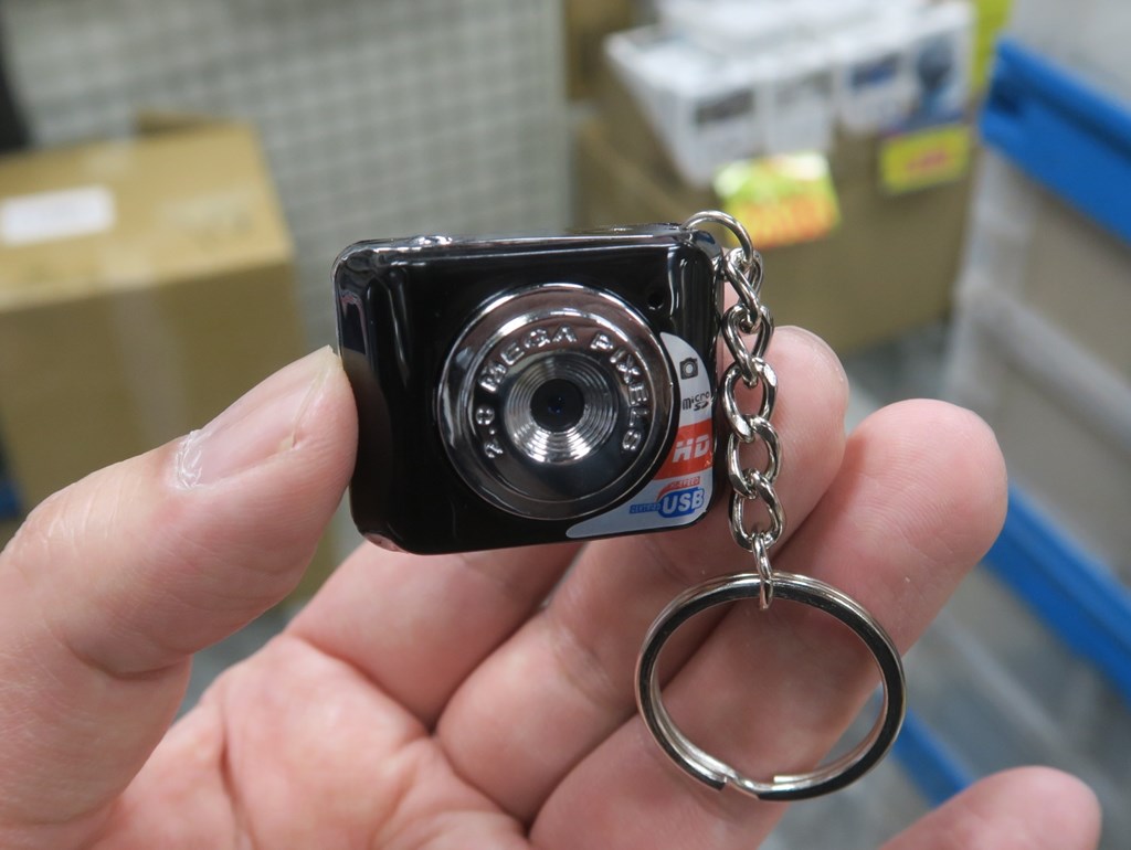 キーホルダー型の超コンパクトカメラが販売中。動画と静止画を撮影可能 