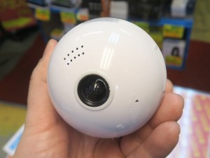 電球ソケットに装着するWi-Fiカメラ「Wi-Fi バルブカメラ」が1,760円で