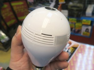 電球ソケットに装着するWi-Fiカメラ「Wi-Fi バルブカメラ」が1,760円で