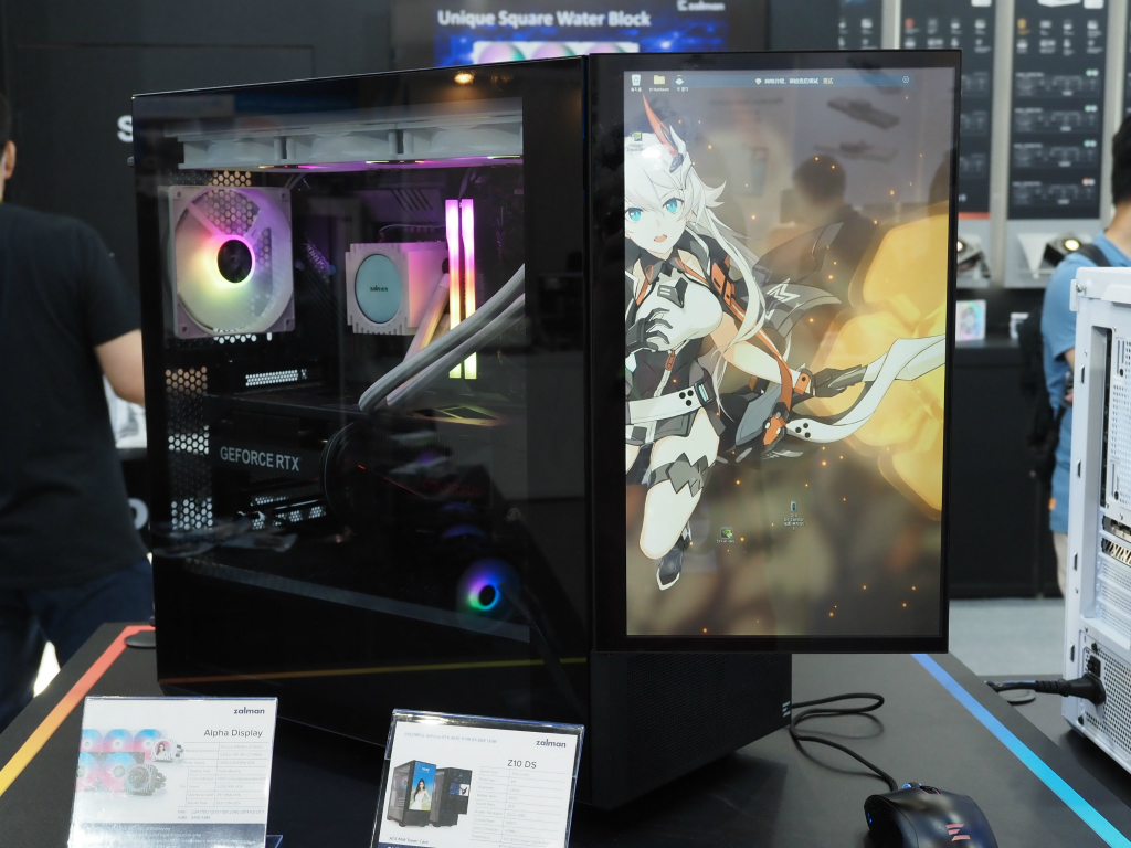 COMPUTEX：国内代理店も太鼓判。15.6型液晶を搭載したミドルタワーPC