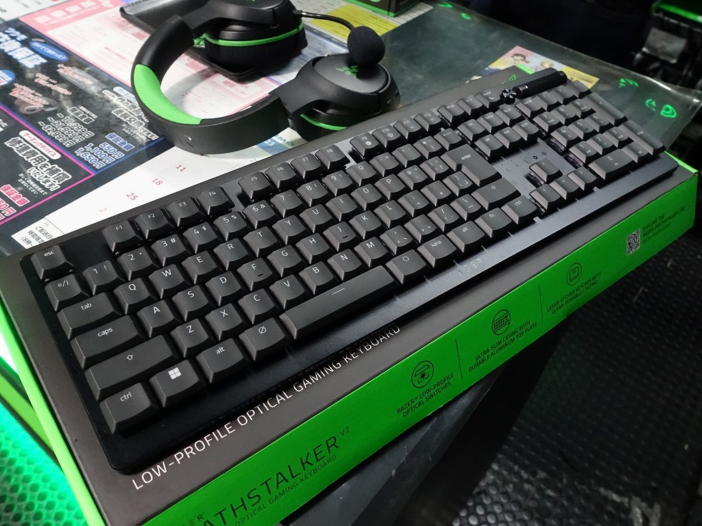 Razer、ロープロ光学スイッチ搭載の極スリムキーボード「DeathStalker