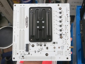 真っ白なAMDプラットフォームの中華Mini-ITXマザーボード「B550i 