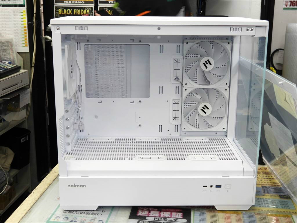 税込約1.4万円のピラーレスミニタワーPCケース、ZALMAN「P30 White