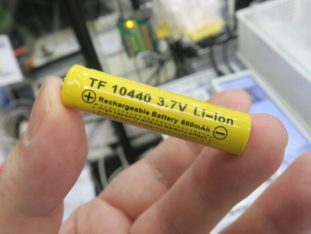 単4電池サイズで3.7V、取り扱い要注意なリチウムイオン電池が店頭販売 ...