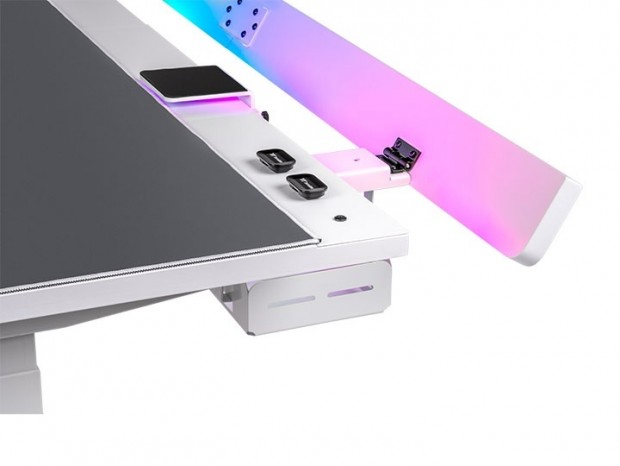 Thermaltake、ホワイトカラーのゲーミング昇降デスク「G700 RGB Gaming Desk Snow」