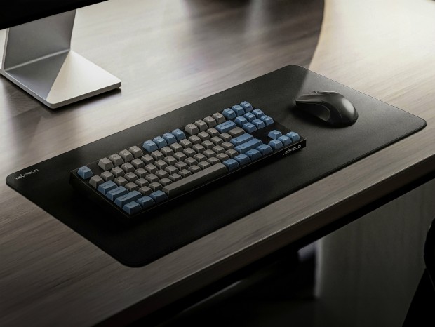 衝撃吸収性に優れる超高密度ウレタン採用デスクマット「LEOPOLD Premium Alpha-Cell Desktop Mat」