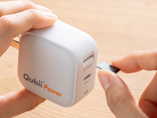 寝ている間にスマートフォンの充電&データの自動バックアップができる「Qubii Power」